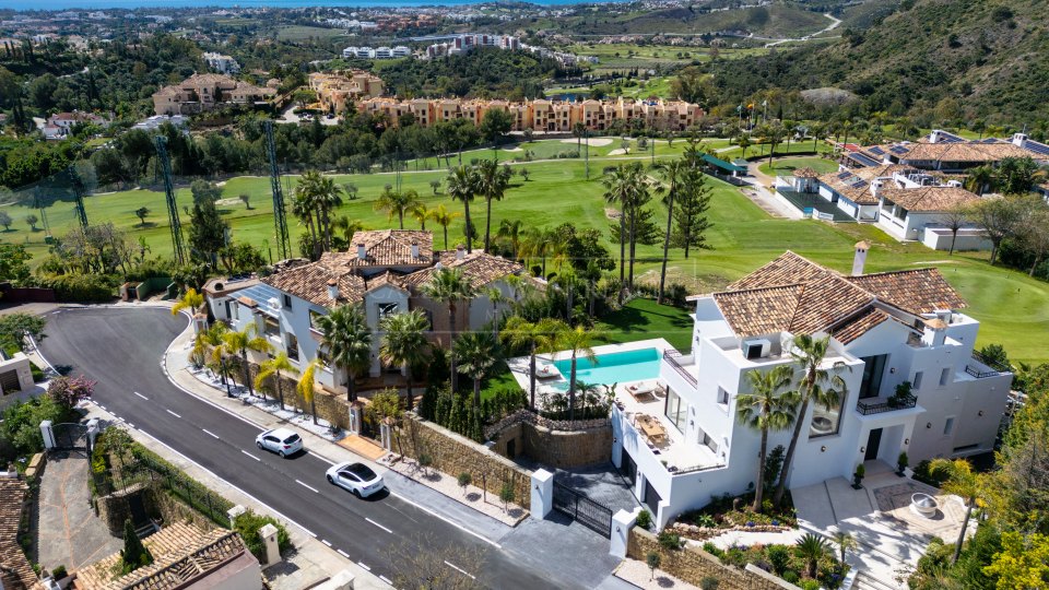 Benahavis, Villa méditerranéenne avec vue sur le golf et la mer à Los Arqueros, Benahavís