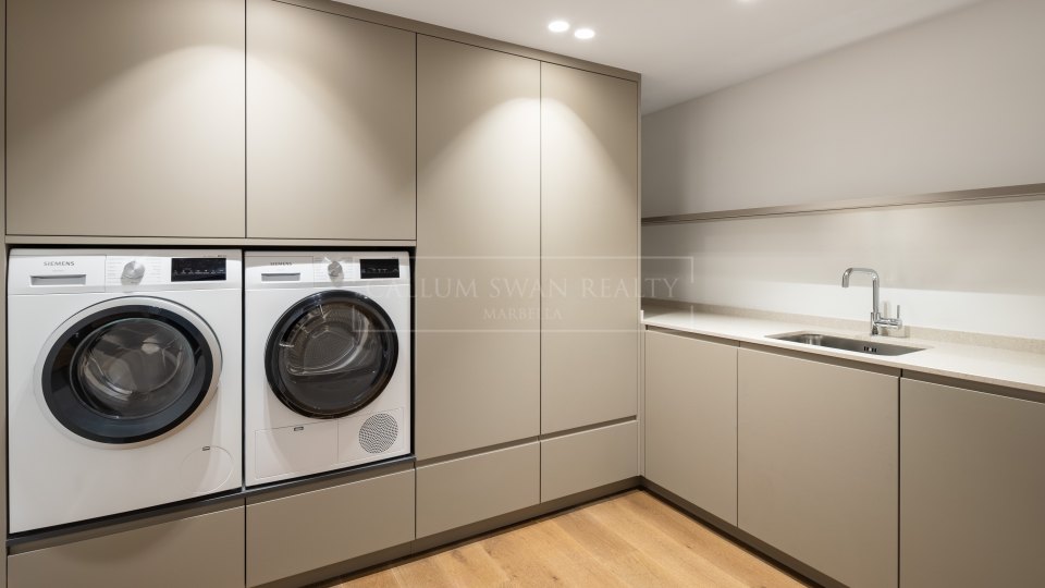 Benahavis, Villa méditerranéenne avec vue sur le golf et la mer à Los Arqueros, Benahavís