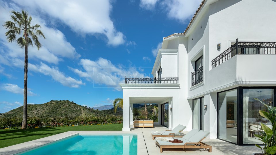 Benahavis, Villa méditerranéenne avec vue sur le golf et la mer à Los Arqueros, Benahavís