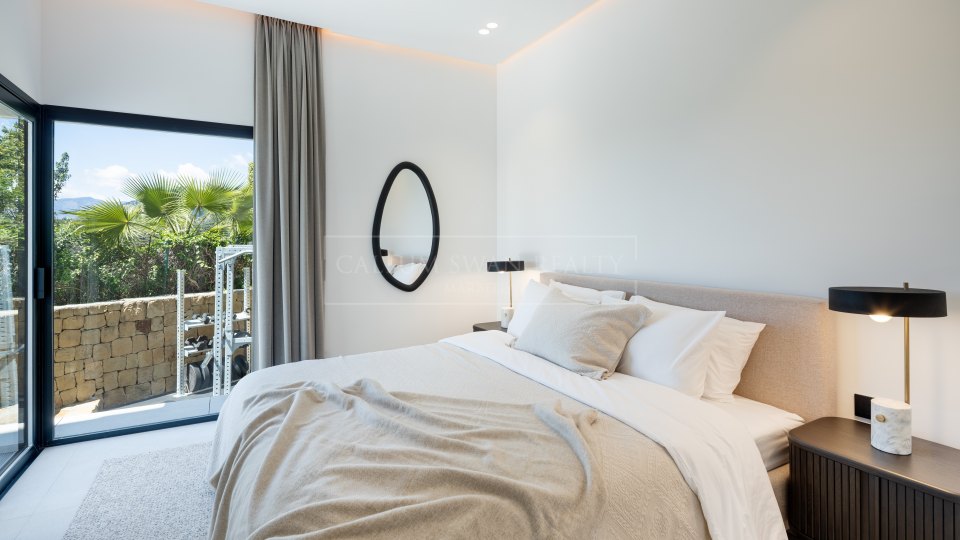 Benahavis, Villa méditerranéenne avec vue sur le golf et la mer à Los Arqueros, Benahavís