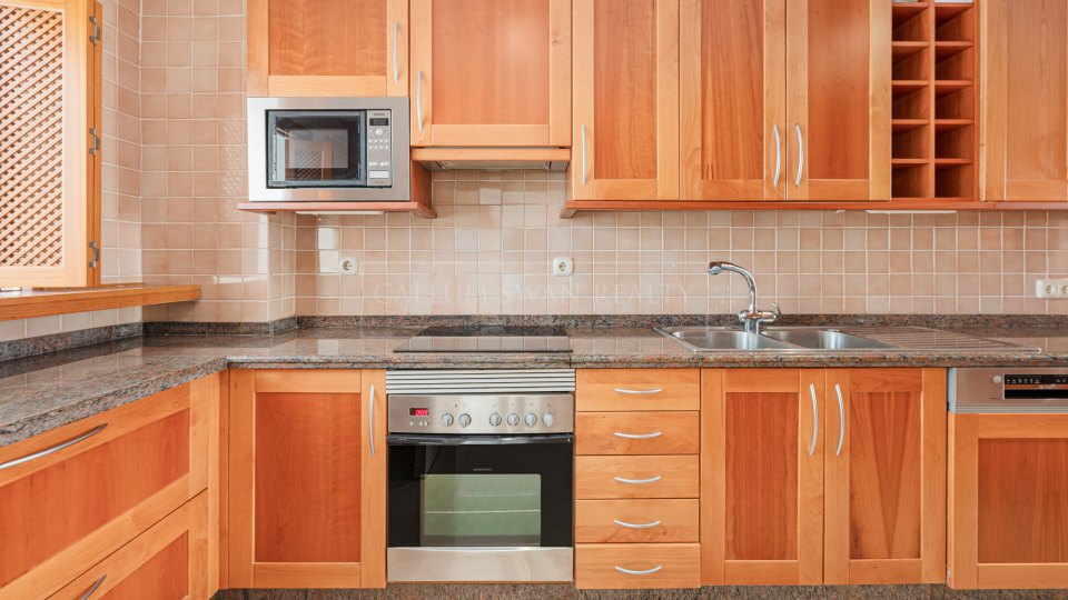 San Pedro de Alcantara, Apartamento frente al mar con potencial de renovación en venta en Bahía Alcántara, San Pedro de Alcántara