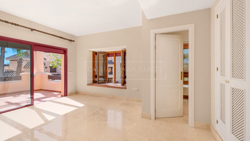 San Pedro de Alcantara, Apartamento frente al mar con potencial de renovación en venta en Bahía Alcántara, San Pedro de Alcántara