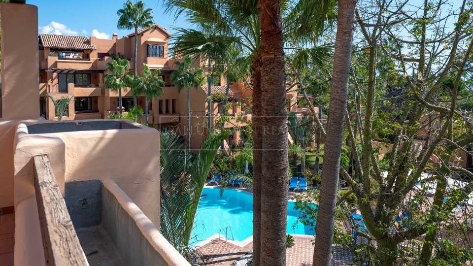 San Pedro de Alcantara, Apartamento frente al mar con potencial de renovación en venta en Bahía Alcántara, San Pedro de Alcántara