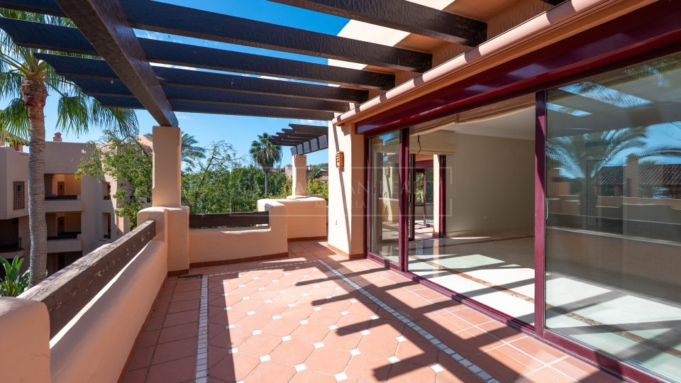 San Pedro de Alcantara, Apartamento frente al mar con potencial de renovación en venta en Bahía Alcántara, San Pedro de Alcántara