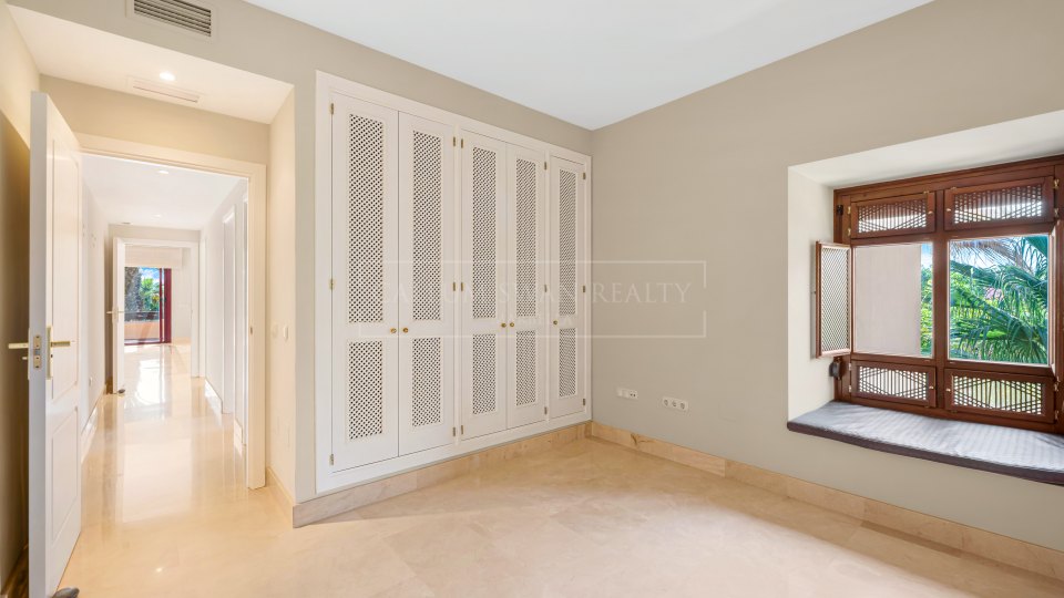 San Pedro de Alcantara, Apartamento frente al mar con potencial de renovación en venta en Bahía Alcántara, San Pedro de Alcántara