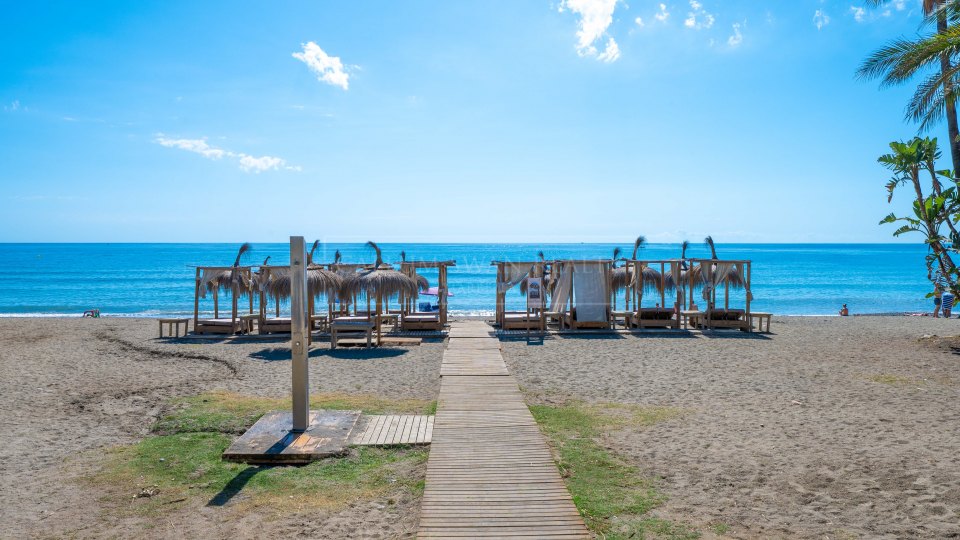 San Pedro de Alcantara, Apartamento frente al mar con potencial de renovación en venta en Bahía Alcántara, San Pedro de Alcántara