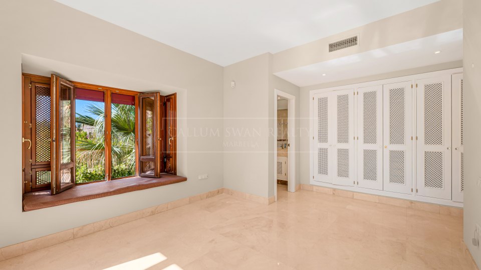 San Pedro de Alcantara, Apartamento frente al mar con potencial de renovación en venta en Bahía Alcántara, San Pedro de Alcántara