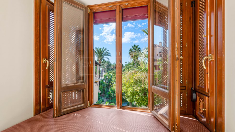 San Pedro de Alcantara, Apartamento frente al mar con potencial de renovación en venta en Bahía Alcántara, San Pedro de Alcántara