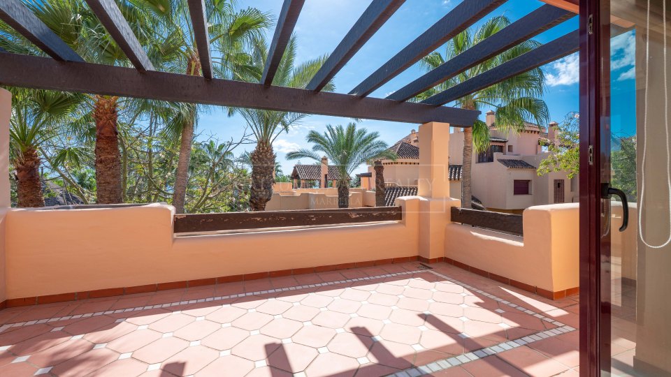 San Pedro de Alcantara, Apartamento frente al mar con potencial de renovación en venta en Bahía Alcántara, San Pedro de Alcántara