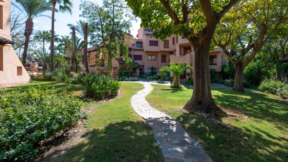 San Pedro de Alcantara, Apartamento frente al mar con potencial de renovación en venta en Bahía Alcántara, San Pedro de Alcántara