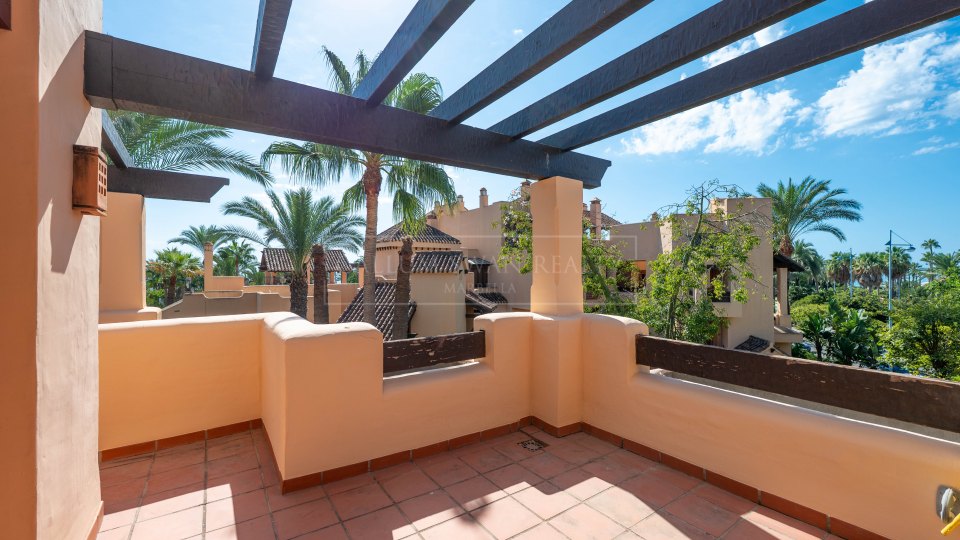 San Pedro de Alcantara, Apartamento frente al mar con potencial de renovación en venta en Bahía Alcántara, San Pedro de Alcántara