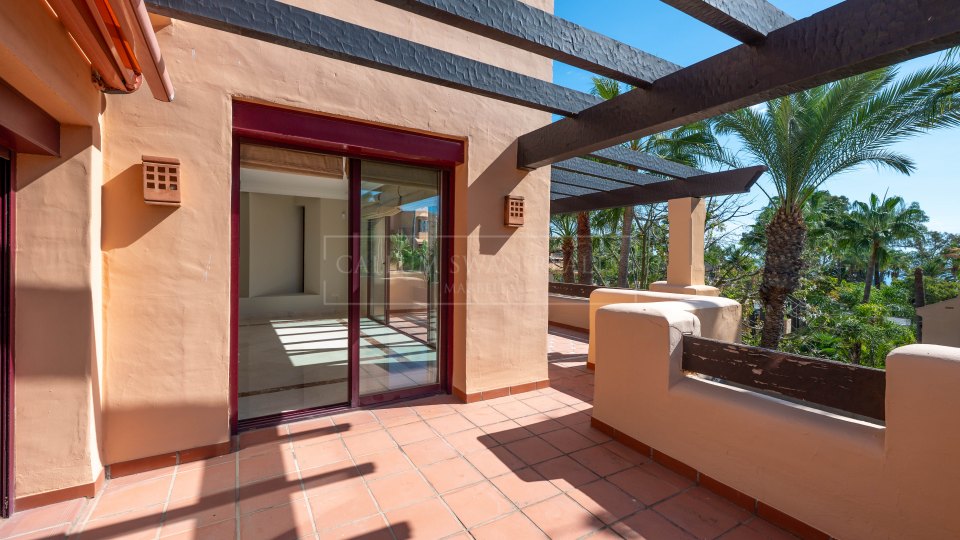 San Pedro de Alcantara, Apartamento frente al mar con potencial de renovación en venta en Bahía Alcántara, San Pedro de Alcántara