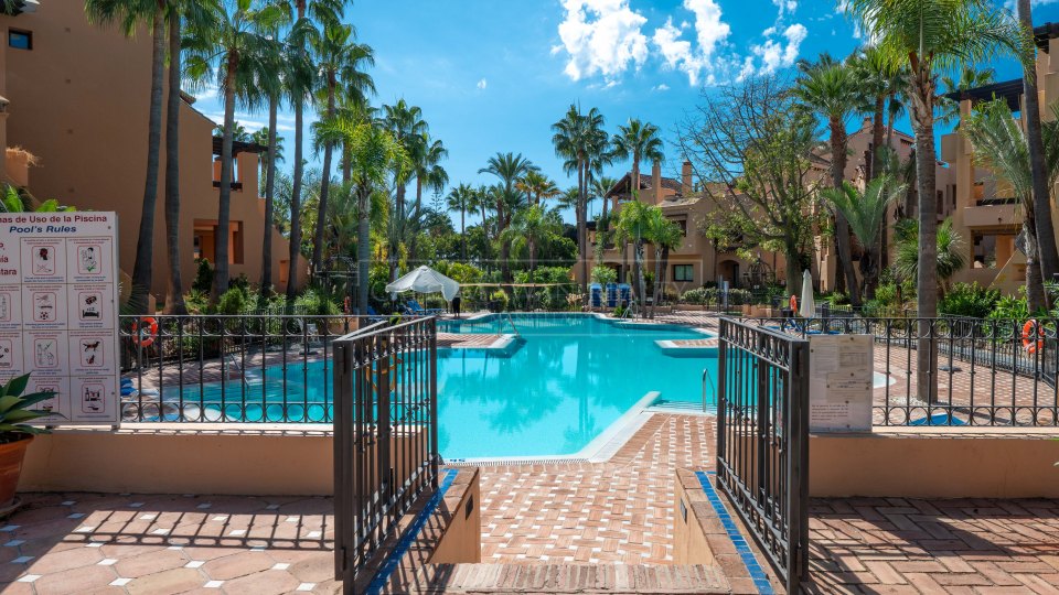 San Pedro de Alcantara, Apartamento frente al mar con potencial de renovación en venta en Bahía Alcántara, San Pedro de Alcántara