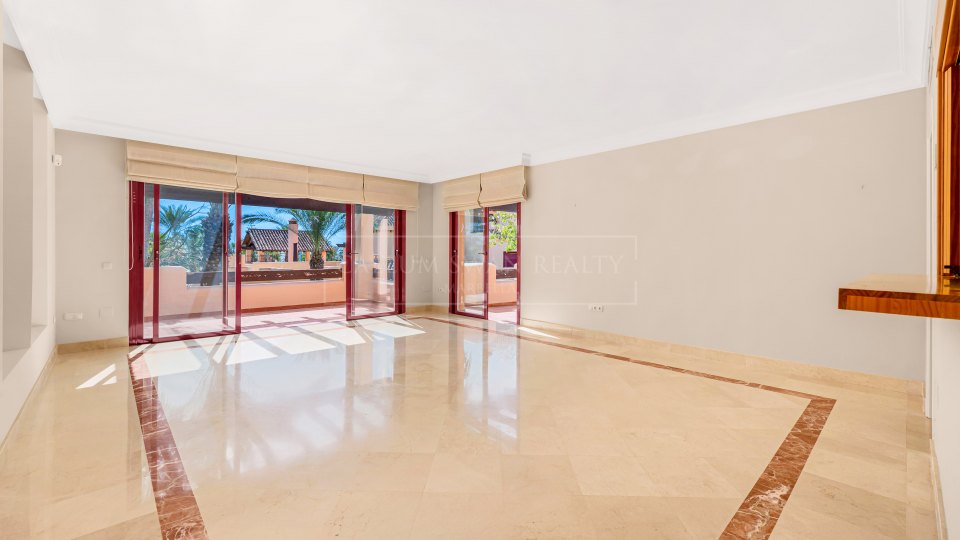 San Pedro de Alcantara, Apartamento frente al mar con potencial de renovación en venta en Bahía Alcántara, San Pedro de Alcántara