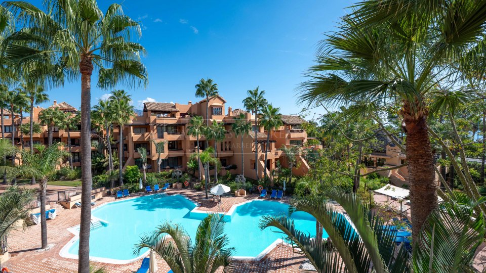 San Pedro de Alcantara, Apartamento frente al mar con potencial de renovación en venta en Bahía Alcántara, San Pedro de Alcántara