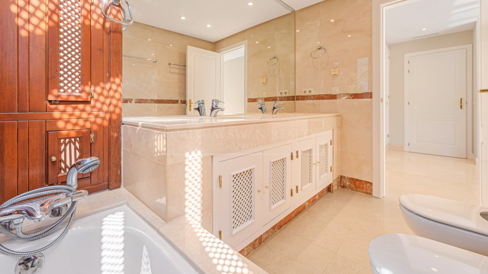 San Pedro de Alcantara, Apartamento frente al mar con potencial de renovación en venta en Bahía Alcántara, San Pedro de Alcántara