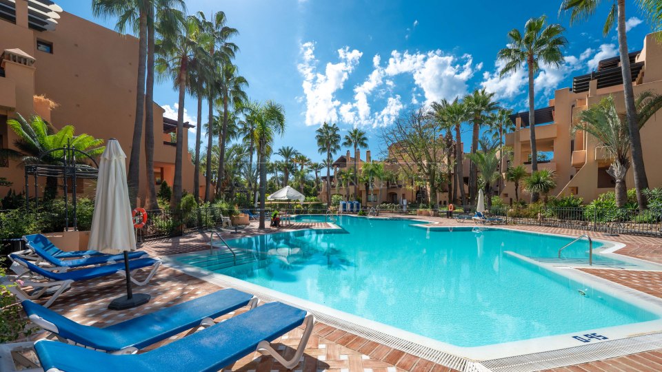 San Pedro de Alcantara, Apartamento frente al mar con potencial de renovación en venta en Bahía Alcántara, San Pedro de Alcántara