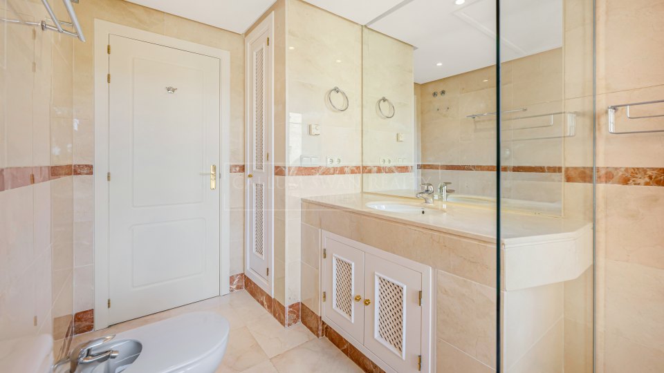 San Pedro de Alcantara, Apartamento frente al mar con potencial de renovación en venta en Bahía Alcántara, San Pedro de Alcántara