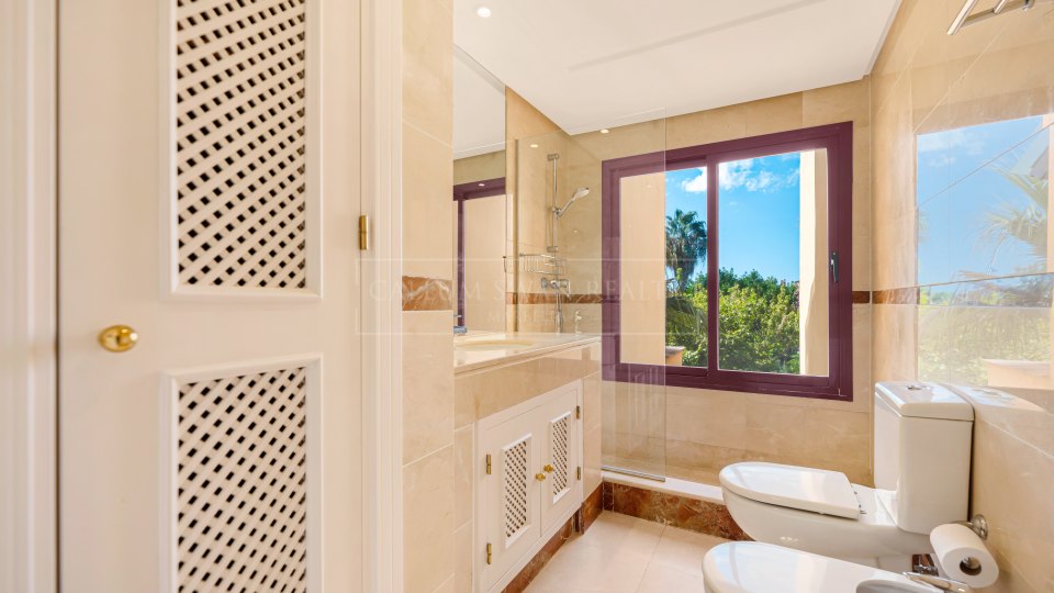 San Pedro de Alcantara, Apartamento frente al mar con potencial de renovación en venta en Bahía Alcántara, San Pedro de Alcántara