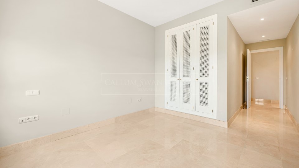 San Pedro de Alcantara, Apartamento frente al mar con potencial de renovación en venta en Bahía Alcántara, San Pedro de Alcántara