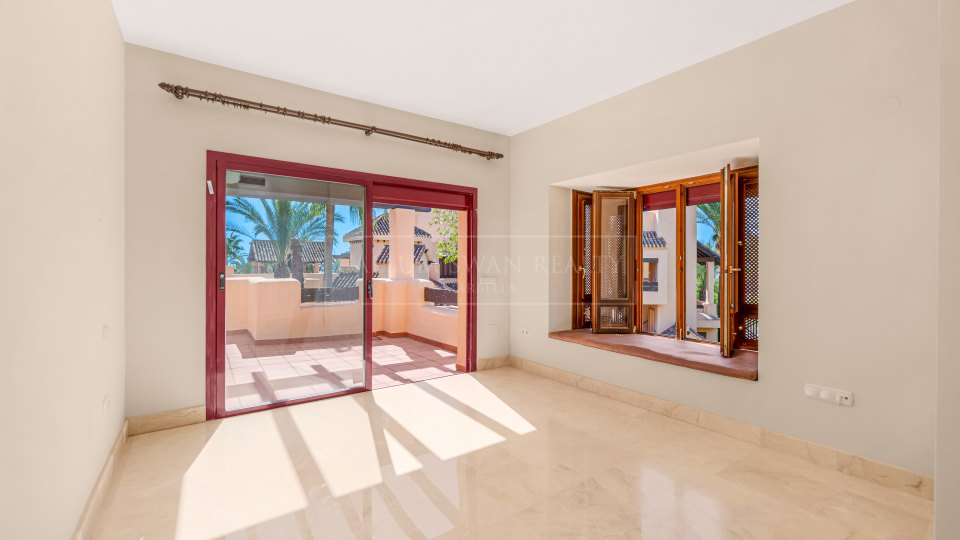 San Pedro de Alcantara, Apartamento frente al mar con potencial de renovación en venta en Bahía Alcántara, San Pedro de Alcántara