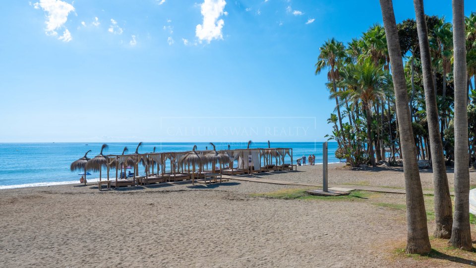 San Pedro de Alcantara, Apartamento frente al mar con potencial de renovación en venta en Bahía Alcántara, San Pedro de Alcántara