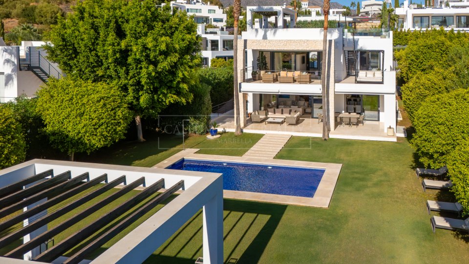 Nueva Andalucia, Amplia villa moderna en venta en Nueva Andalucía, Marbella
