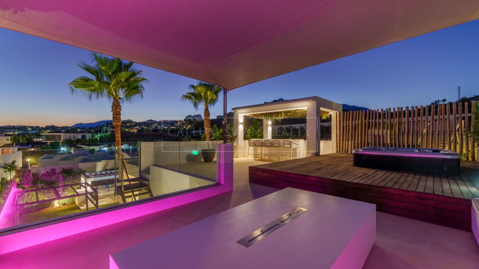 Nueva Andalucia, Amplia villa moderna en venta en Nueva Andalucía, Marbella