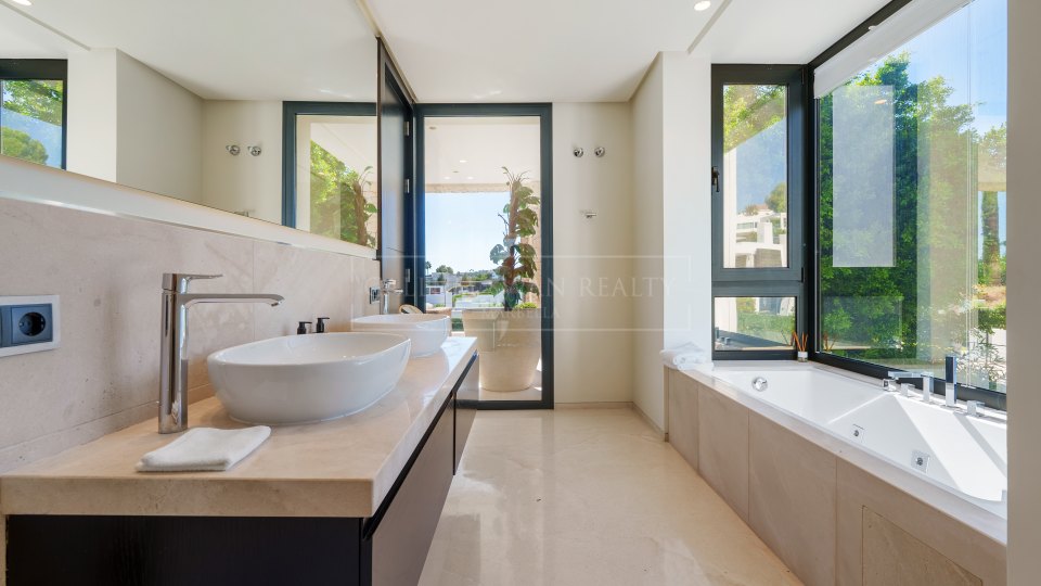 Nueva Andalucia, Amplia villa moderna en venta en Nueva Andalucía, Marbella
