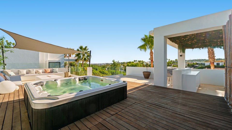 Nueva Andalucia, Amplia villa moderna en venta en Nueva Andalucía, Marbella