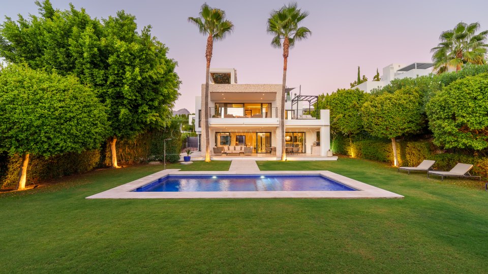 Nueva Andalucia, Amplia villa moderna en venta en Nueva Andalucía, Marbella