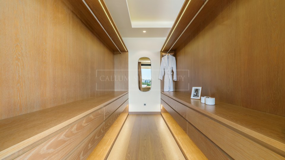 Nueva Andalucia, Amplia villa moderna en venta en Nueva Andalucía, Marbella