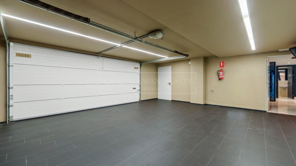 Nueva Andalucia, Amplia villa moderna en venta en Nueva Andalucía, Marbella