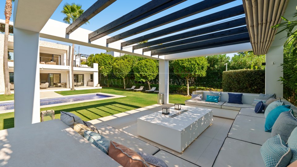 Nueva Andalucia, Amplia villa moderna en venta en Nueva Andalucía, Marbella