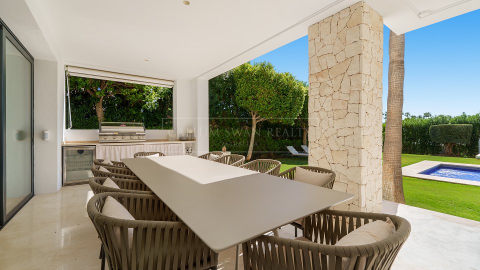 Nueva Andalucia, Amplia villa moderna en venta en Nueva Andalucía, Marbella