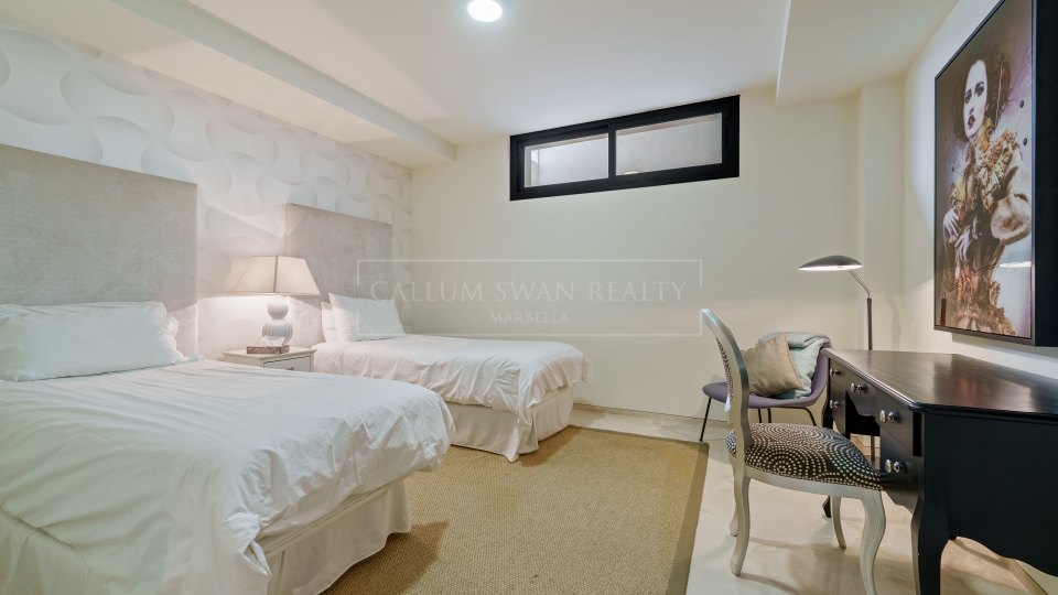 Nueva Andalucia, Amplia villa moderna en venta en Nueva Andalucía, Marbella