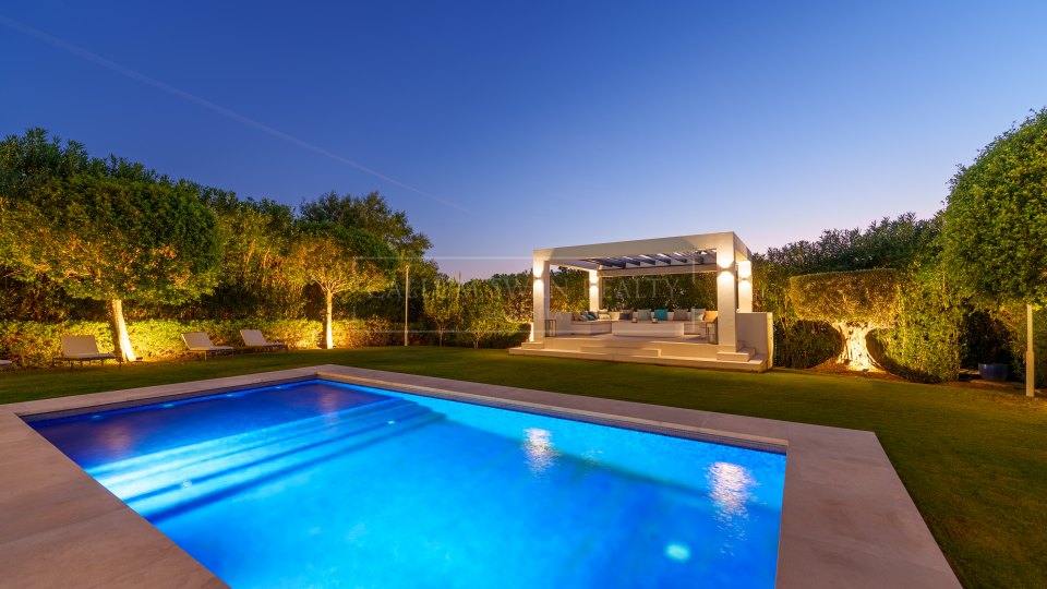 Nueva Andalucia, Amplia villa moderna en venta en Nueva Andalucía, Marbella