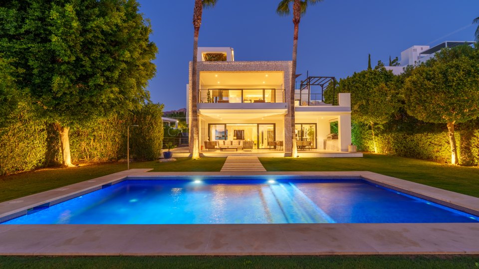 Nueva Andalucia, Amplia villa moderna en venta en Nueva Andalucía, Marbella