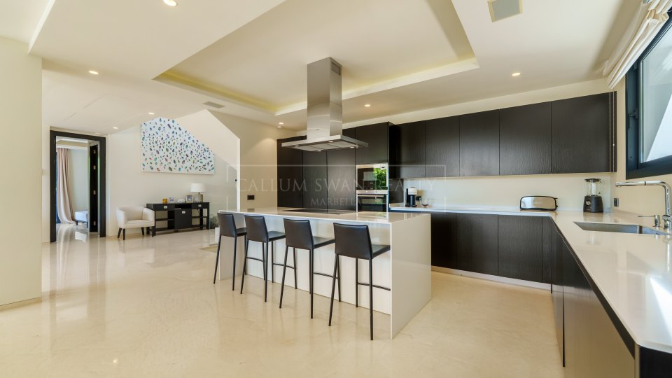 Nueva Andalucia, Amplia villa moderna en venta en Nueva Andalucía, Marbella