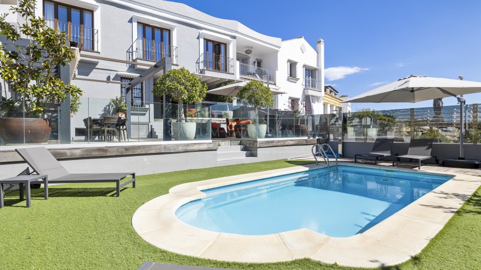 Benahavis, Spacious Townhouse in La Perla de la Heredia, Benahavis