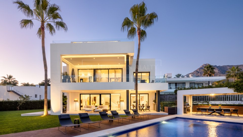 Marbella Golden Mile, Elegante villa contemporánea con vistas al mar en Altos de Puente Romano