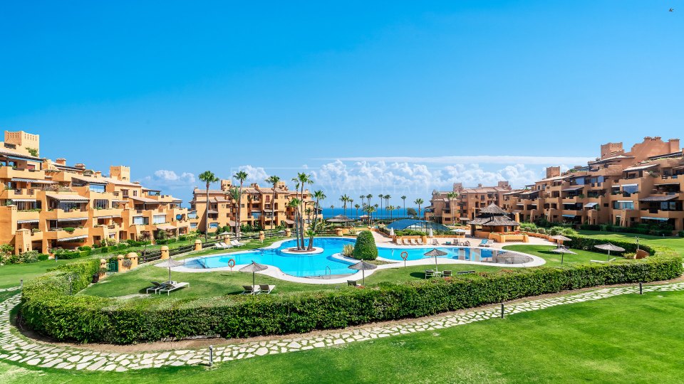 Estepona, Elegante Apartamento Planta Baja con Piscina Privada en Los Granados del Mar