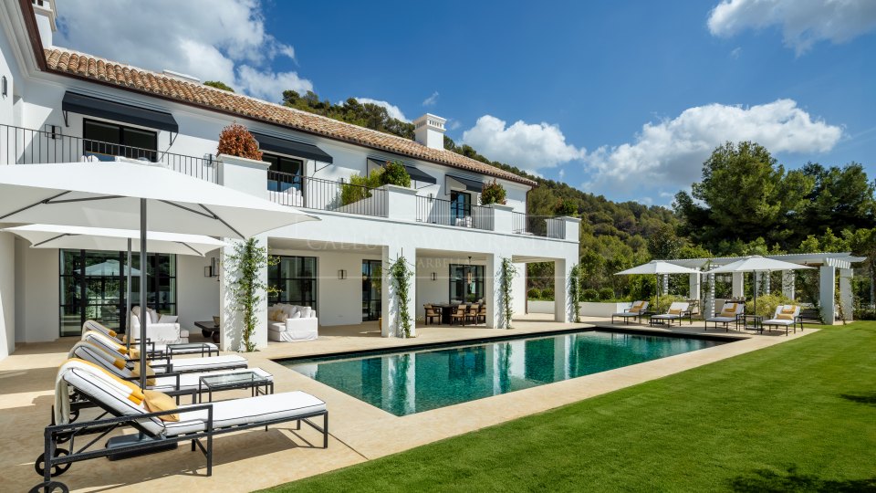 Marbella Golden Mile, Tuscan style villa with sea views in Cascada de Camojan