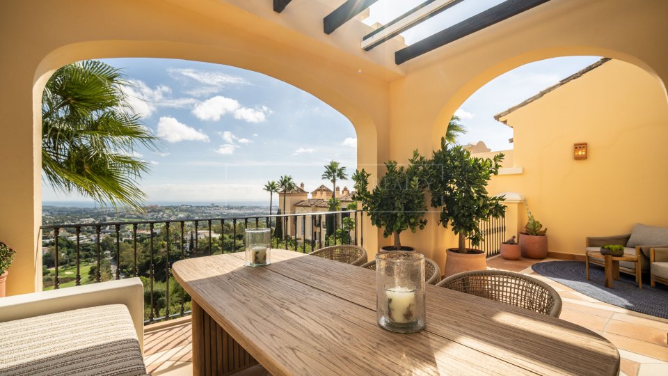 Benahavis, Penthouse à vendre avec vue imprenable sur la mer, le golf et les montagnes à La Quinta