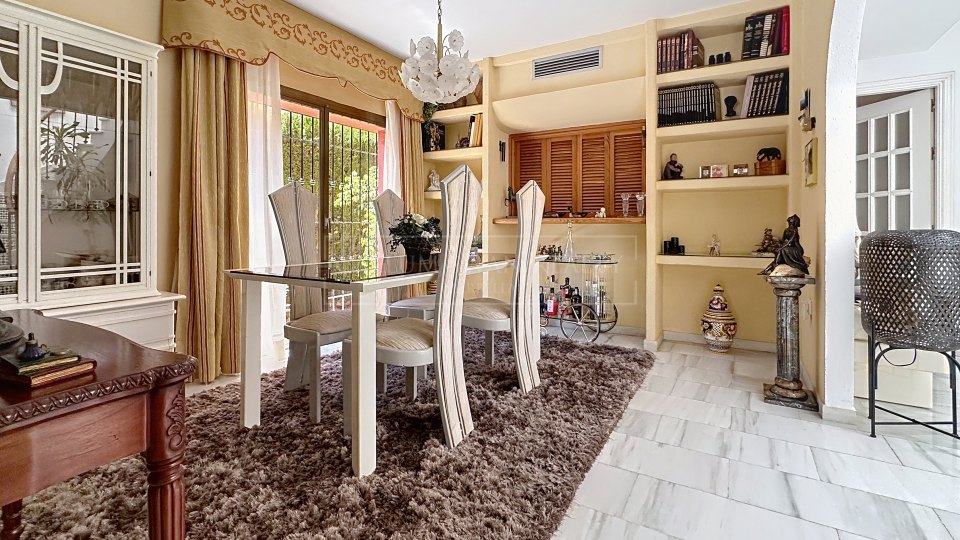 Nueva Andalucia, Charming Andalusian three-bedroom Villa with Private Pool and Garden in Prime Nueva Andalucía Location