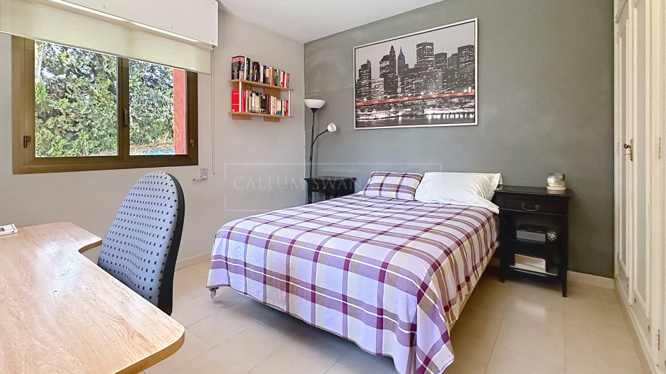 Nueva Andalucia, Charming Andalusian three-bedroom Villa with Private Pool and Garden in Prime Nueva Andalucía Location