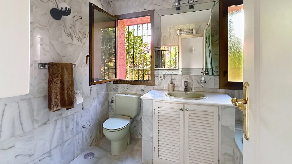 Nueva Andalucia, Charming Andalusian three-bedroom Villa with Private Pool and Garden in Prime Nueva Andalucía Location