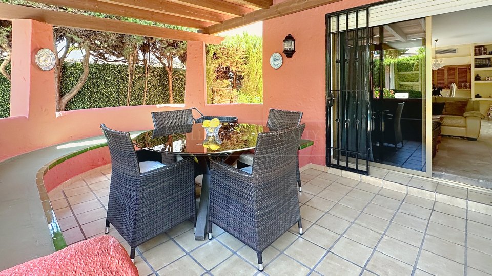 Nueva Andalucia, Charming Andalusian three-bedroom Villa with Private Pool and Garden in Prime Nueva Andalucía Location