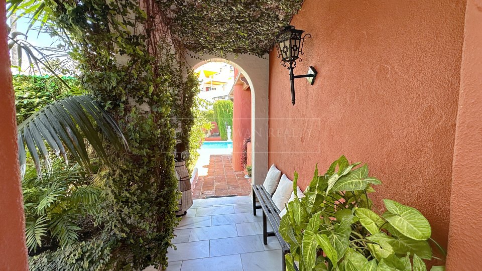 Nueva Andalucia, Charming Andalusian three-bedroom Villa with Private Pool and Garden in Prime Nueva Andalucía Location