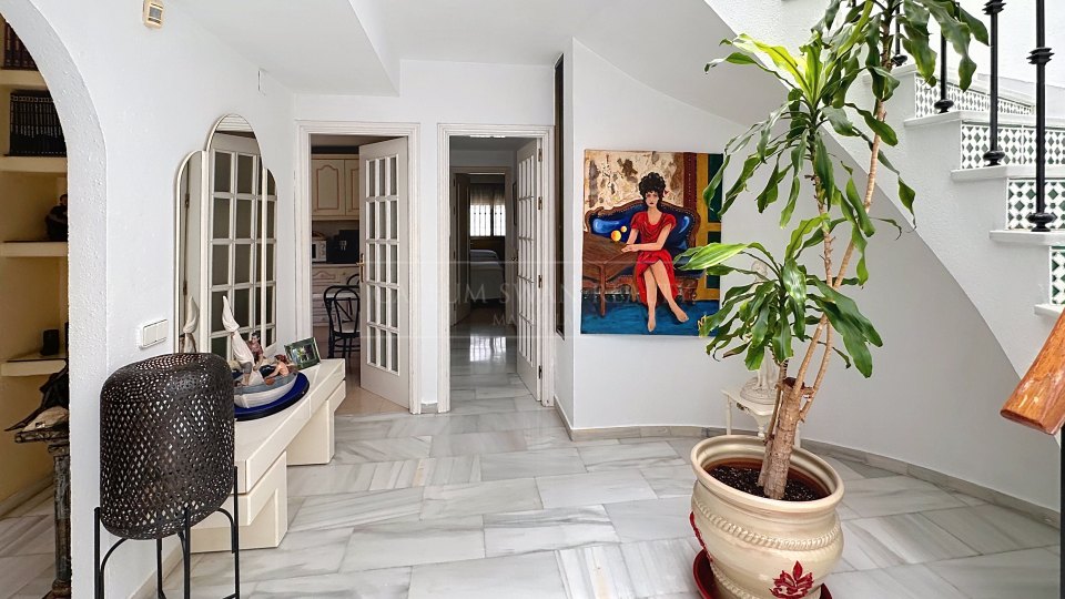 Nueva Andalucia, Charming Andalusian three-bedroom Villa with Private Pool and Garden in Prime Nueva Andalucía Location